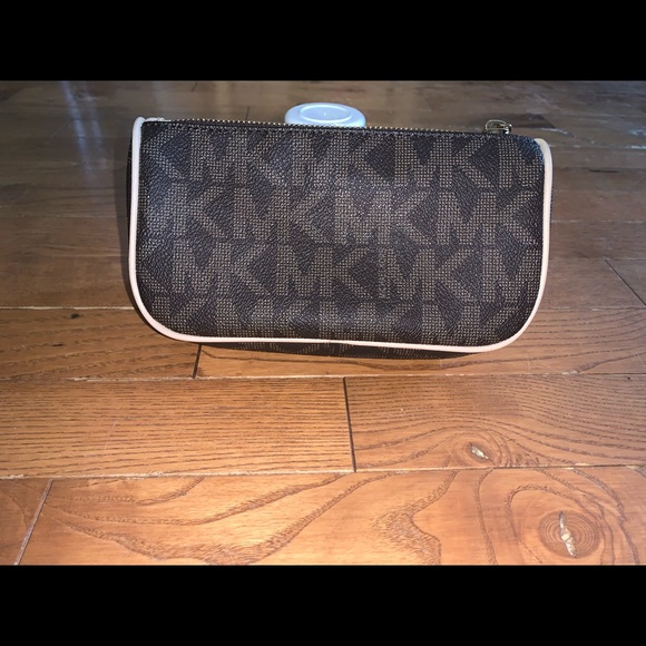 Micheal Kors makeup bag 💄 - Picture 2 of 4